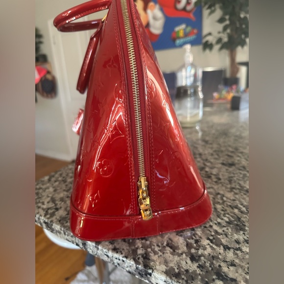 Louis Vuitton Vernis Alma GM Pomme D’Amour - Picture 5 of 17